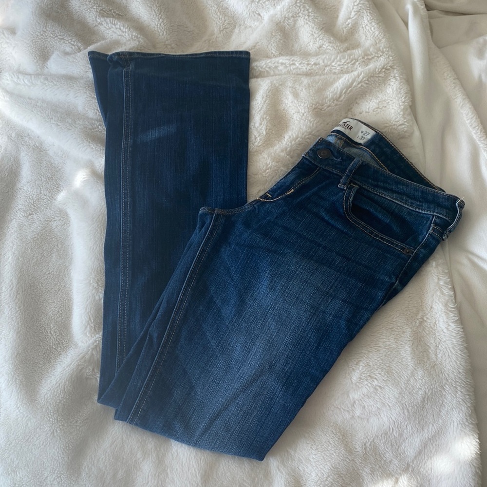 Hollister dark washed Denim
Low rise 
Slightly warn - great condition